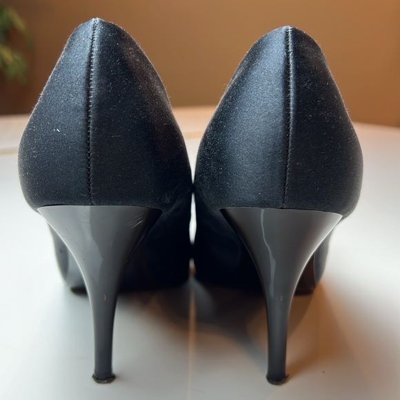 🖤WHITE HOUSE BLACK MARKET BLACK SATIN 4” OPEN TOE HEELS WITH BOW SIZE 7🖤 - Picture 11 of 16